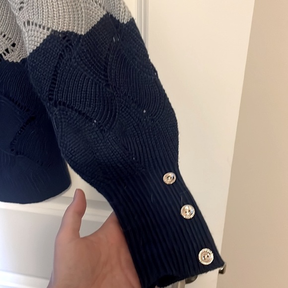 Cute sweater with button cuffed sleeves, v-neck size L - Picture 5 of 6